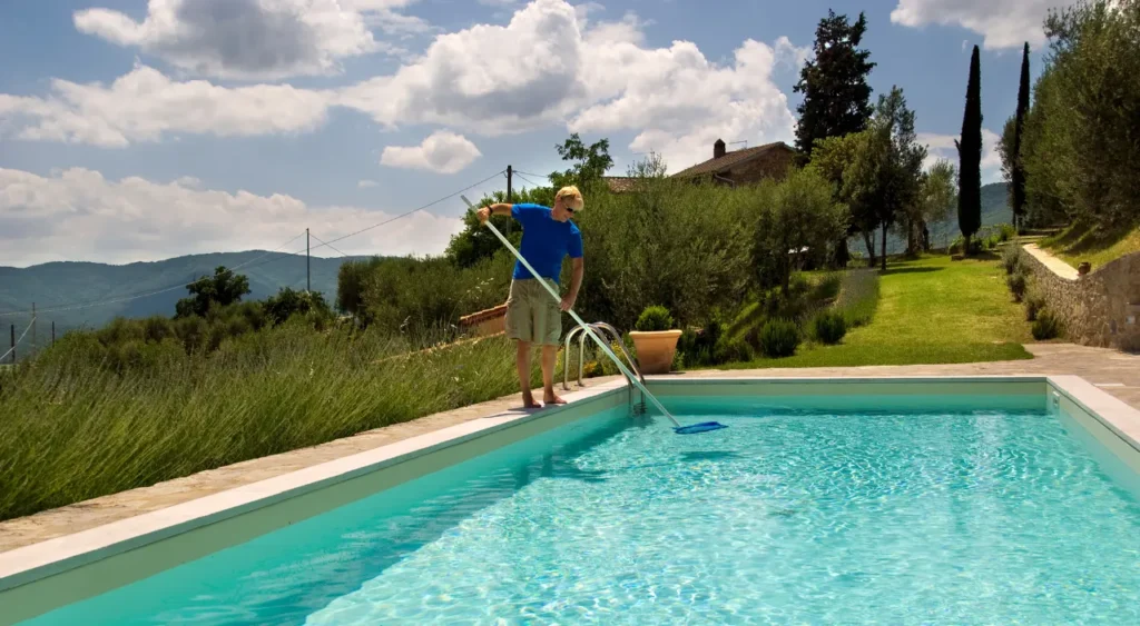 limpar piscina cuidadores de piscinas - clarificante na piscina