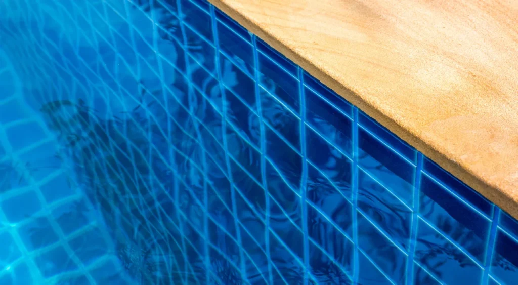 bordas da piscina