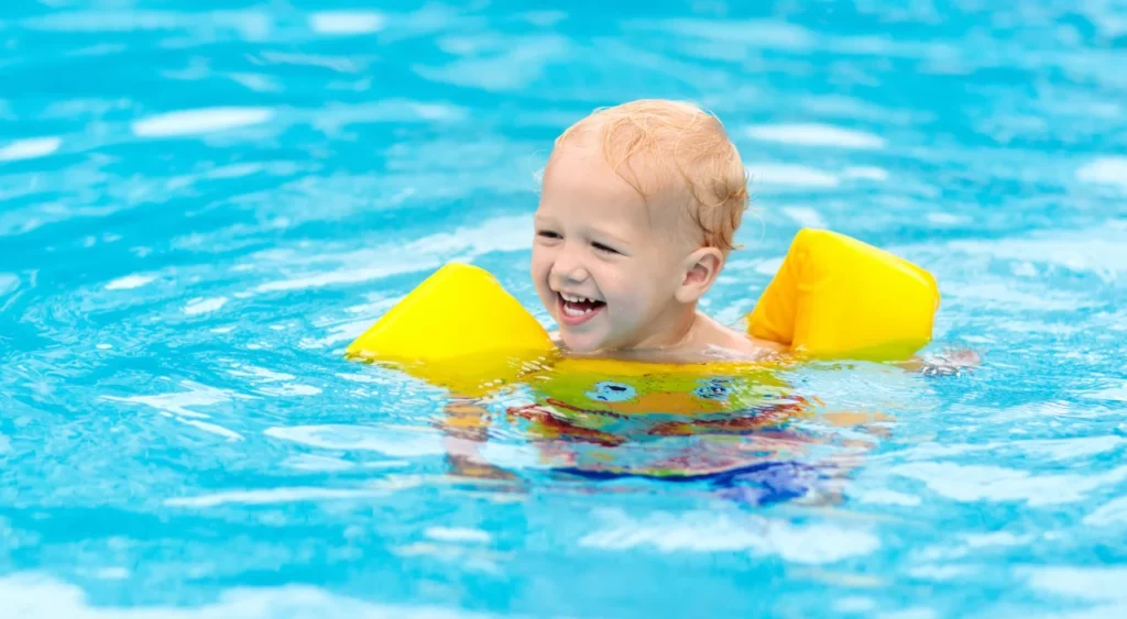 brinquedos de piscina