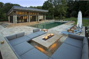 SALA DE FOGO MODERNA E CASA COM PISCINA AO AR LIVRE