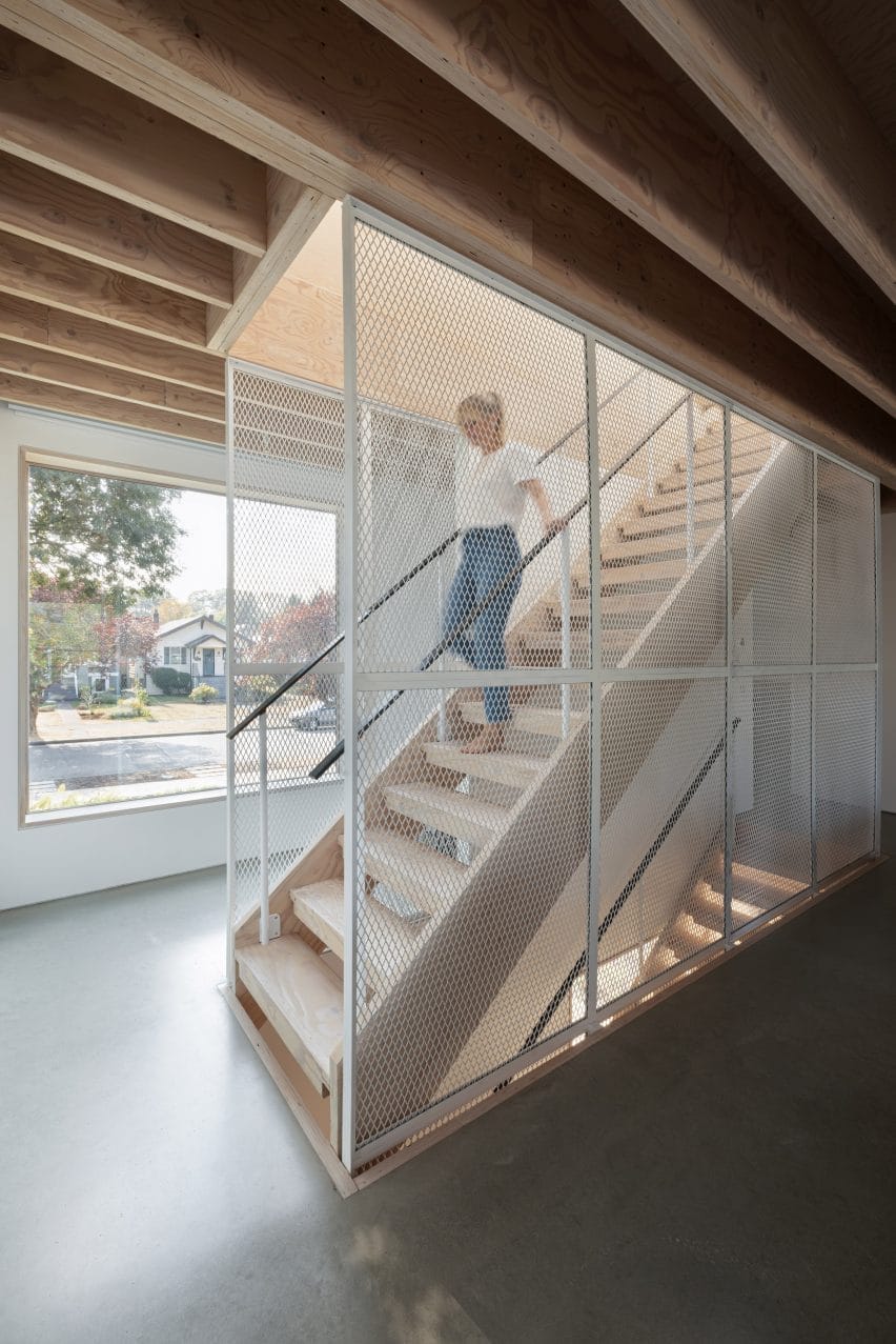 Escada de malha metálica dentro da East Van Residence