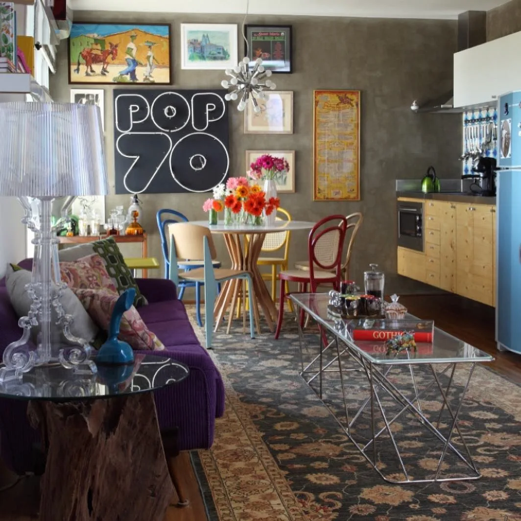 Salas retrô: 10 projetos cheios de estilo que homenageiam o passado 9 Foto: Rodrigo Angulo Arquitetura