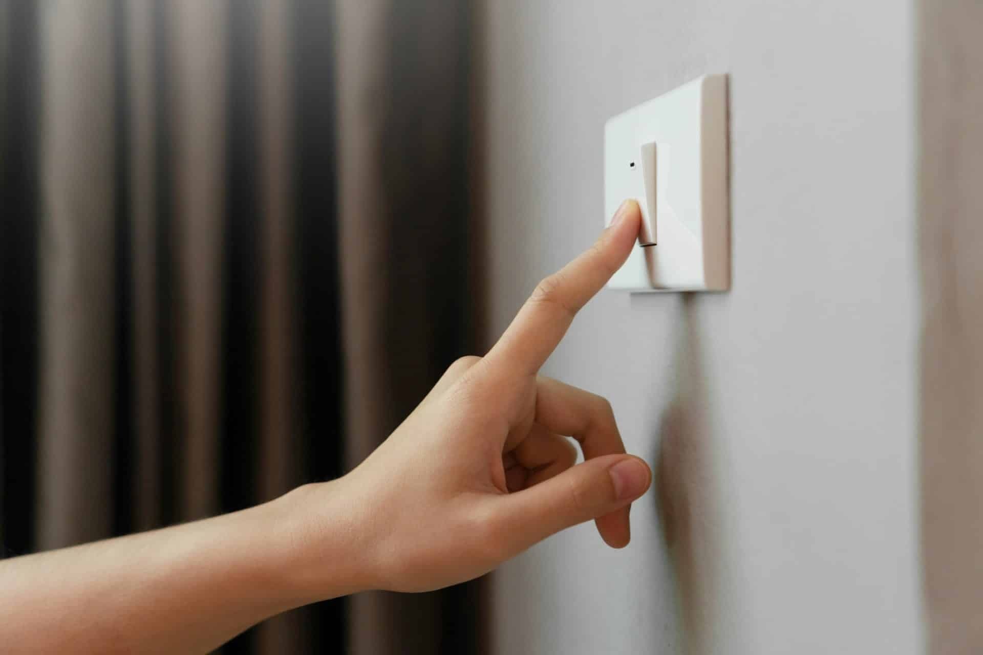 pessoa apertando interruptor em casa - Casa bonita e bem decorada