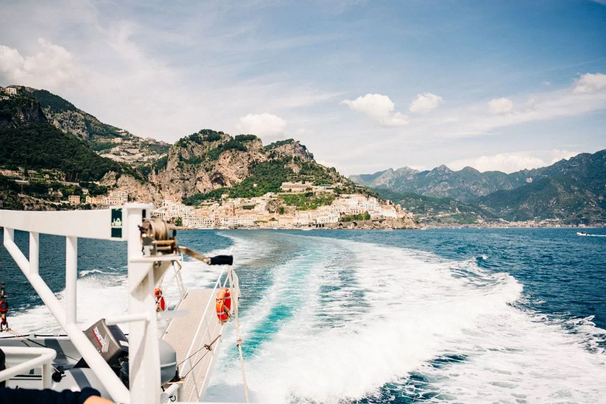 Pessoas em um dos melhores passeios de barco da costa de Amalfi.