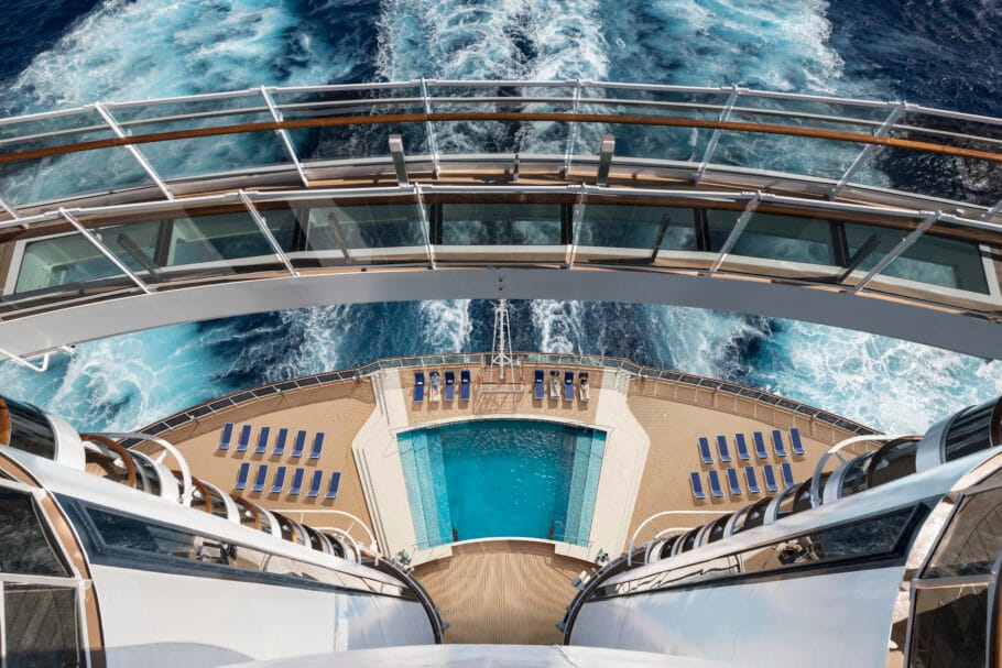 Piscina a bordo de um navio MSC, perfeita para relaxar durante a promoção de Páscoa MSC Cruzeiros.