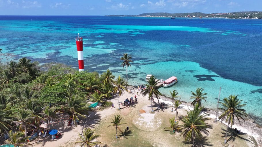 San Andrés, no Caribe colombiano, tem praias paradisíacas de águas cristalinas