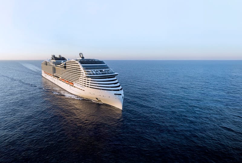 Navio da MSC Cruzeiros navegando ao pôr do sol, ideal para a promoção de Páscoa MSC Cruzeiros.