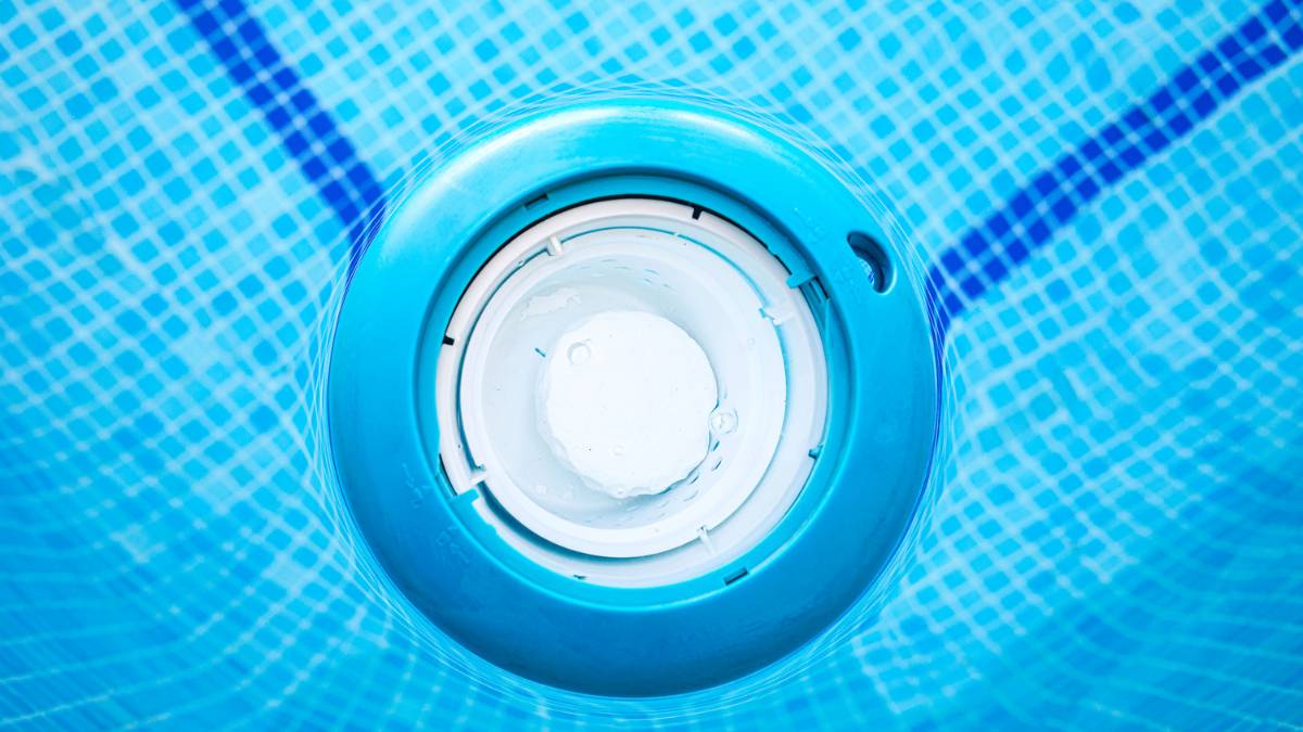 cloro ou água sanitária para piscina?