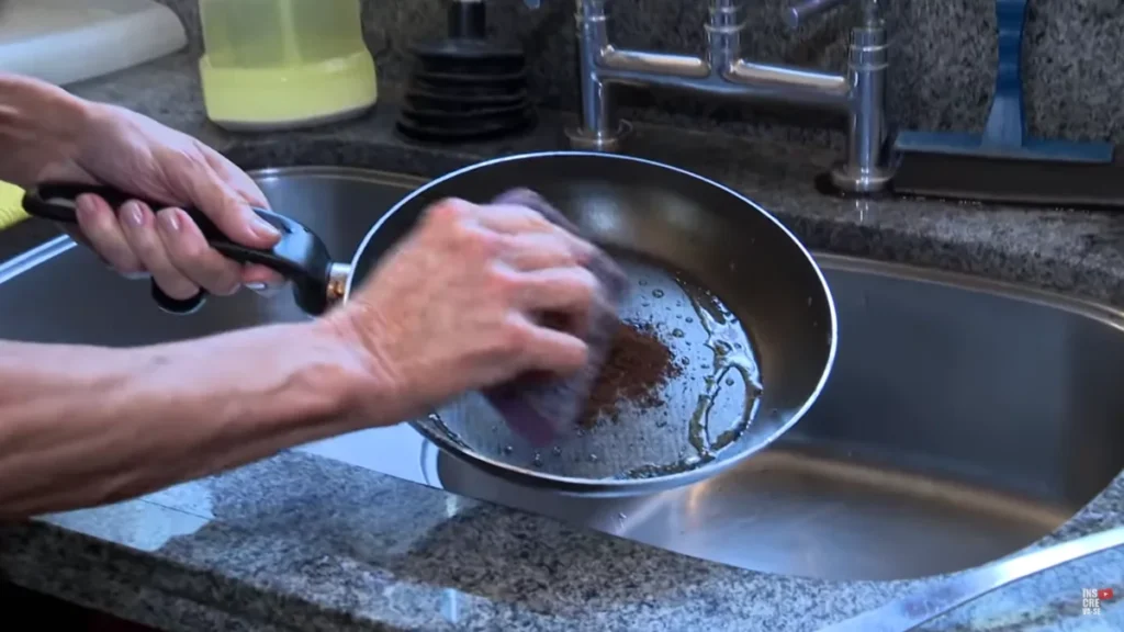 borra de café em panelas