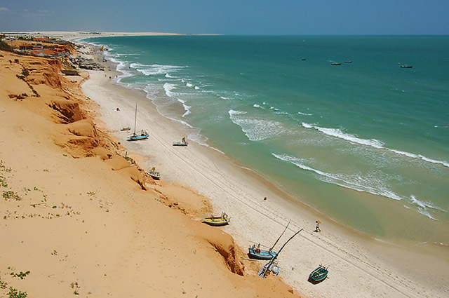 Vista da praia de Canoa Quebrada, na costa do Sol Nascente, no Ceará