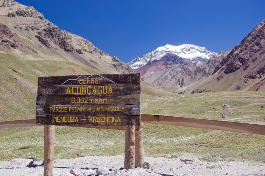 Pico Aconcágua, a montanha mais alta das Américas com 6962 m (22841 pés). Está localizado na cordilheira dos Andes e também é o pico mais alto dos hemisférios ocidental e sul.