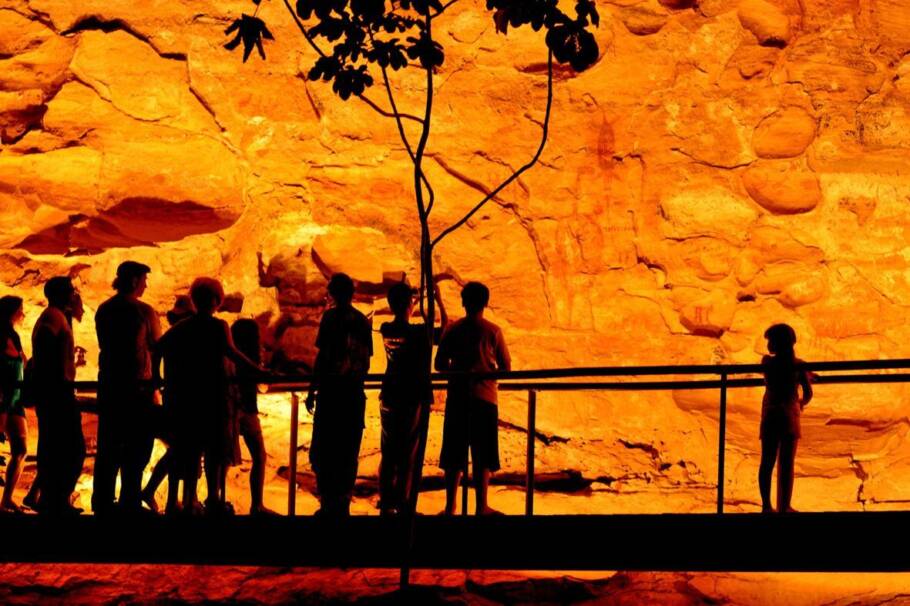 Turistas observam as pinturas rupestres. cavernas com pinturas rupestres
