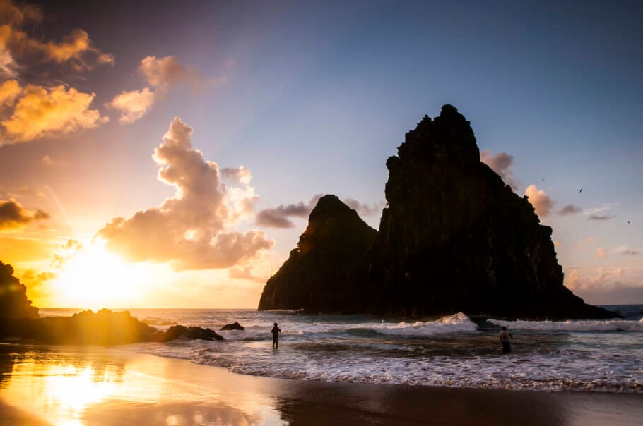 A bela praia da Cacimba do Padre, em Fernando de Noronha (PE); destino é ideal para viajar em agosto