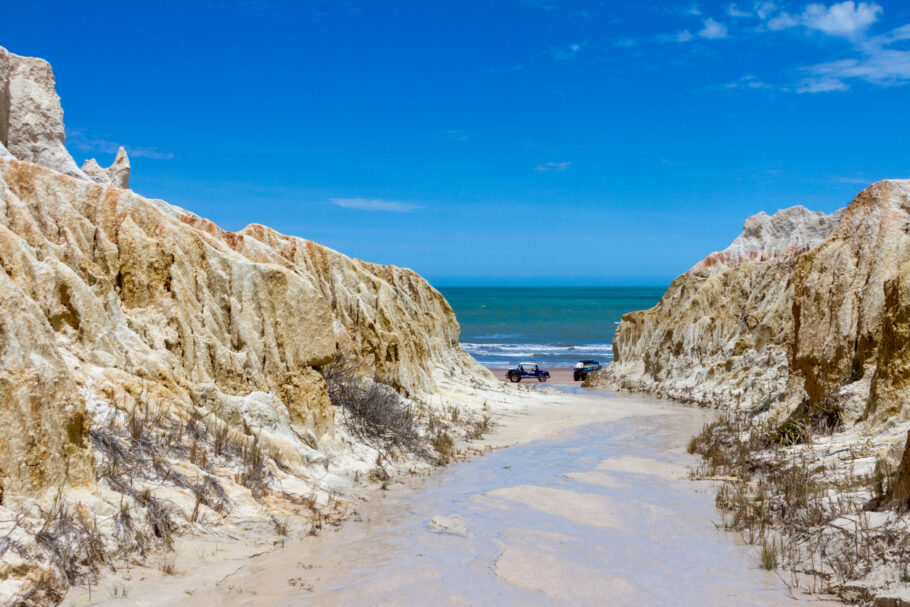 Vista da saída do labirinto de areia com a praia em Canoa Quebrada ao fundo